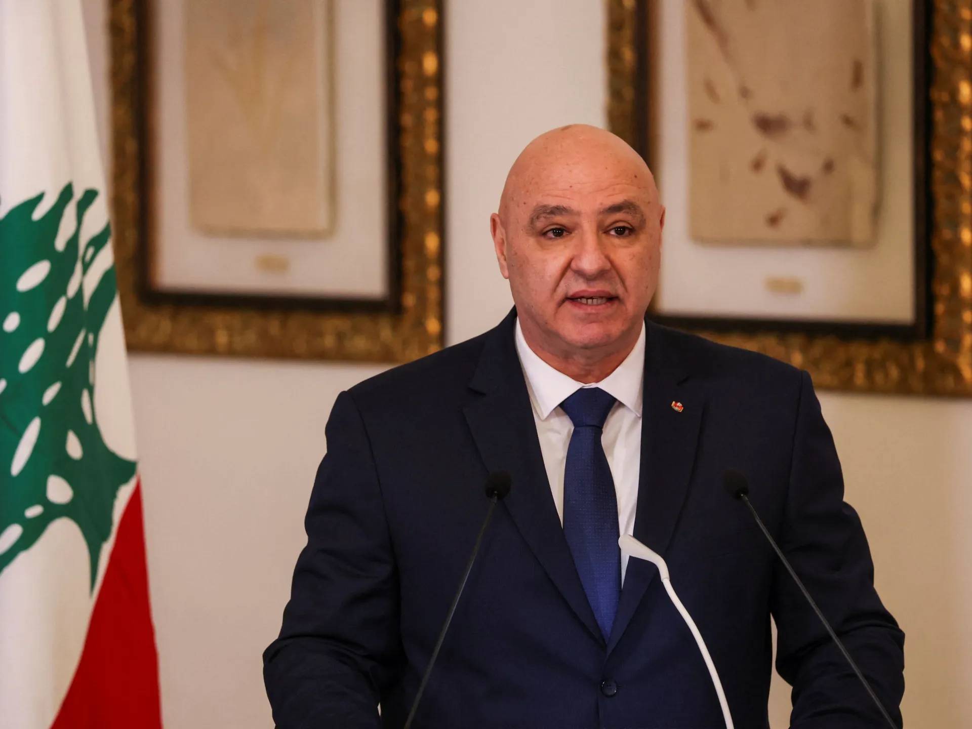 الرئيس وحيداً